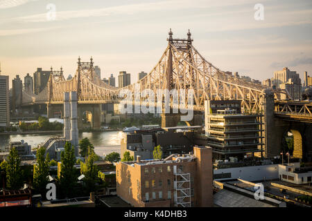 Die Queensborough Bridge zwischen Manhattan und der Stadtteil Queens in New York am Donnerstag, 31. August 2017. Noch einmal einen Vorschlag zu starten tolling die jetzt frei, East River Bridges wird geschwommen und obwohl nicht offiziell angekündigt Politiker aus Queens laufen bereits. (© Richard B. Levine) Stockfoto