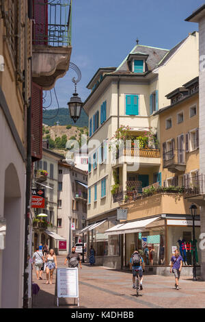 SION, SCHWEIZ - Straßenszene in SIon in der Nähe der Rue du Rhône. Stockfoto