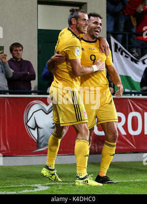 Wales' Hal Robson-Kanu feiert mit Gareth Bale nach seiner Seiten erstes Ziel zählen während der FIFA Fussball-Weltmeisterschaft 2018, Gruppe D Match bei Stadionul Zimbru in Chisinau, Moldawien. Stockfoto