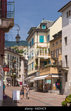 SION, SCHWEIZ - Straßenszene in SIon in der Nähe der Rue du Rhône. Stockfoto