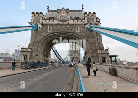 LONDON, GROSSBRITANNIEN, 25. Januar: Tower Bridge Sehenswürdigkeiten mit dem Auto Verkehr und Menschen zu Fuß auf den Seiten in London, Vereinigtes Königreich - Januar Stockfoto