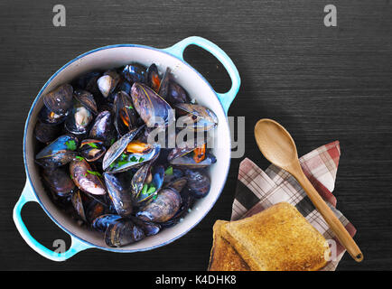 Gedämpfte Muscheln und Toast Stockfoto