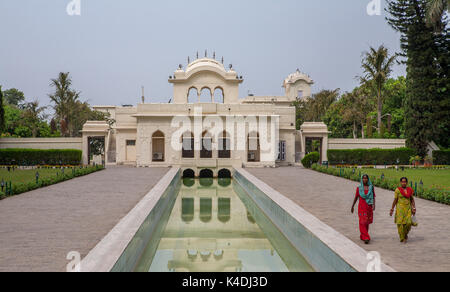 Pinjore Gärten (Yadavindra Garten), für die nebenfrauen des Herrschers errichtet. Das Schloss spiegelt sich im Wasser. Hinduistische Frauen zu Fuß auf den Terrassen. Stockfoto