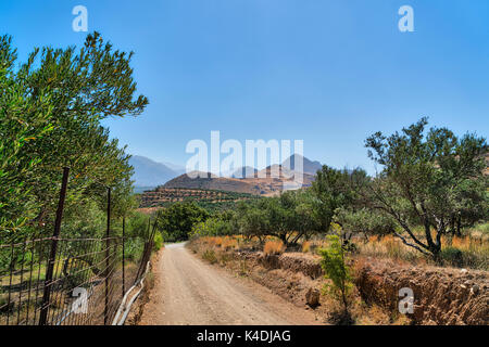 Landschaft mit Straßen- und Berge auf Kreta, Griechenland Stockfoto