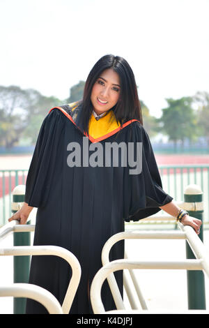 Portrait von asiatischen süße Frauen, Absolvent der Universität. Stockfoto