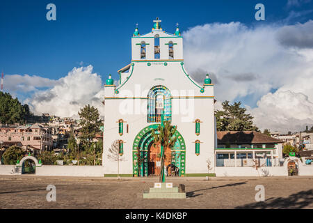 Vorderansicht des San Bautista Kirche in San Juan Chamula market, Chiapas, Mexiko. Stockfoto