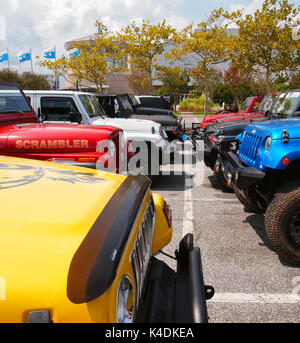 OCEAN CITY, MD - 26. AUGUST 2017: Zwei Reihen von Jeeps geparkt Grill im Convention Center Parkplatz bei Jeep Woche in Ocean City, MD zu grillen. Stockfoto