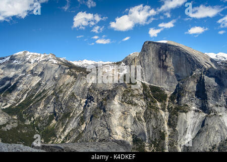 Blick auf den Half Dome und Snowy Mountains von oben Norden Dome im Yosemite National Park - Fotografie von Paul Toillion Stockfoto