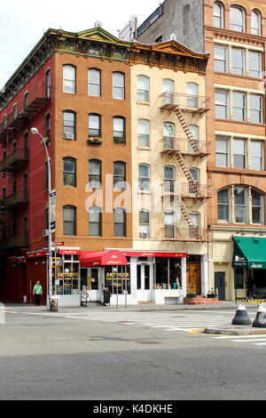 New York, USA - 27. September 2016: Gebäude an der Ecke der West Thompson und Houston Straßen in der Lower Manhattan Nachbarschaften von Greenwich Vil Stockfoto