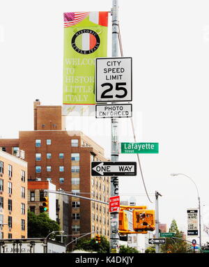 New York, USA - 27. September 2016: Schild an der Kreuzung von Houston und Lafayette Street, Downtown Manhattan in New York City. Stockfoto