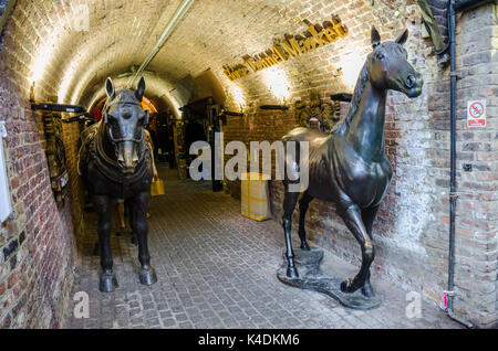 Bronze Skulpturen von Pferden in den Stallungen Markt, ist Teil der Camden Market in Camden Town, London. Stockfoto