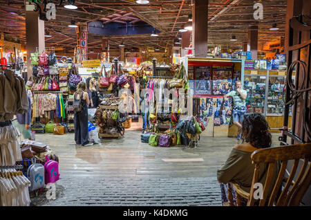 Stände in den Ställen Markt, ist Teil der Camden Town Market in London. Stockfoto