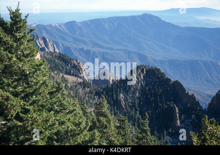 Albuquerque, New Mexico, USA. Cibola National Forest, von Sandia Crest, der die Stadt von 10.000 'ASL mit Blick auf gesehen Stockfoto