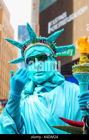 New York, USA - 27. September 2016: Street Performer gekleidet, wie die Freiheitsstatue für touristische Fotografien in Times Square zur Verfügung. Stockfoto