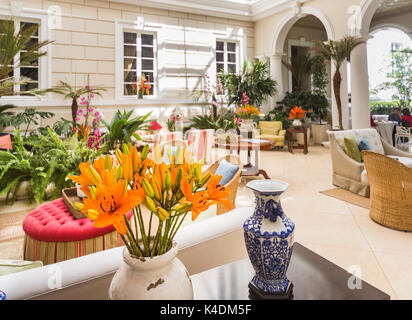 Vase orange Tiger Lily Blumen in der Lounge der deluxe Casa Gongotena Hotel im historischen Zentrum von Quito, Hauptstadt von Ecuador, Südamerika Stockfoto