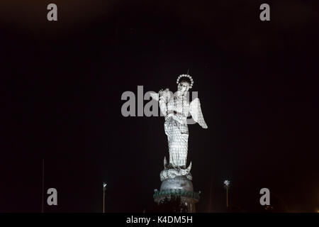 Jungfrau von Quito Madonna Statue in Aluminium Platten auf El Panecillo Hill bei Nacht beleuchtet, Quito, Hauptstadt von Ecuador, Südamerika Stockfoto