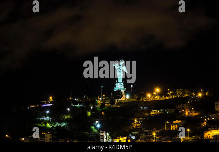 Jungfrau von Quito Madonna Statue in Aluminium Platten auf El Panecillo Hill bei Nacht beleuchtet, Quito, Hauptstadt von Ecuador, Südamerika Stockfoto