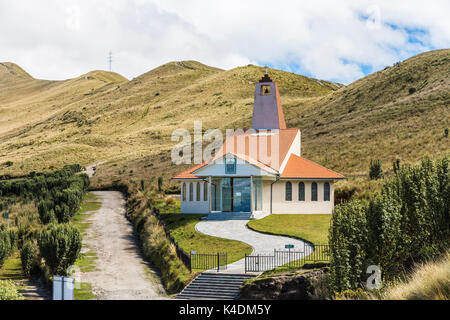 La Dolorosa Kapelle, eine moderne Kirche Gebäude erreicht durch die Telerifico (Seilbahn) in den Hügeln oberhalb von Quito, der Hauptstadt von Ecuador, Südamerika Stockfoto