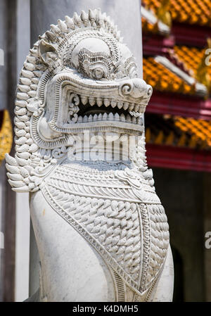 In der Nähe von einem der Guardian Lions außerhalb der Marmor-tempel/Wat Benchamabophit Dusitvanaram in Bangkok, Thailand. Stockfoto