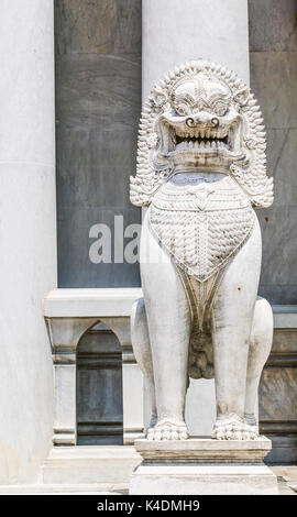 In der Nähe von einem der Guardian Lions außerhalb der Marmor-tempel/Wat Benchamabophit Dusitvanaram in Bangkok, Thailand. Stockfoto