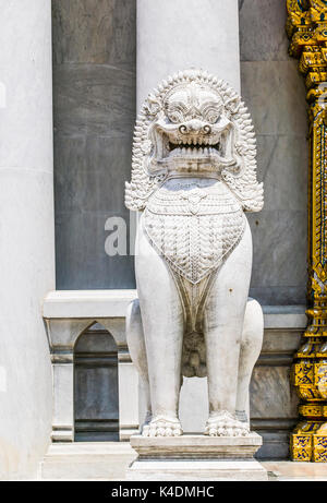 In der Nähe von einem der Guardian Lions außerhalb der Marmor-tempel/Wat Benchamabophit Dusitvanaram in Bangkok, Thailand. Stockfoto