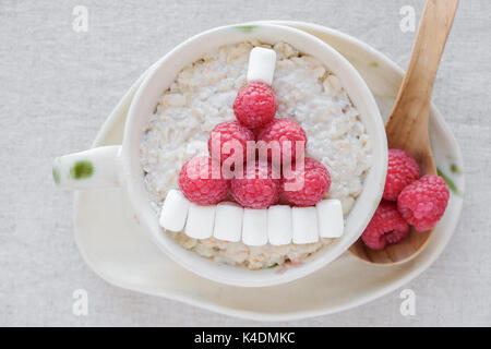 Santa hat Haferflocken Porridge zum Frühstück, Spaß Weihnachten Lebensmittel Kunst für Kinder Stockfoto