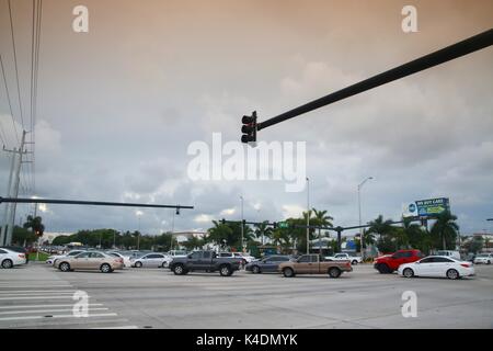 Rush Hour Traffic verursacht Staus auf Powerline Road und Probe Straße in Pompano Beach, Florida Stockfoto