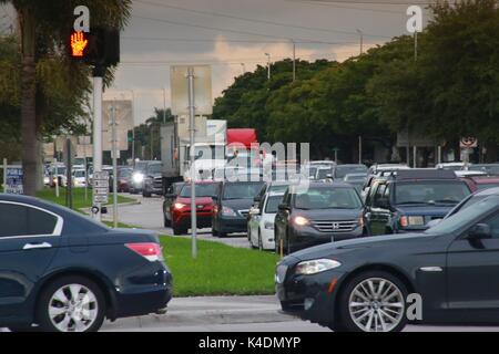 Rush Hour Traffic verursacht Staus auf Powerline Road und Probe Straße in Pompano Beach, Florida Stockfoto