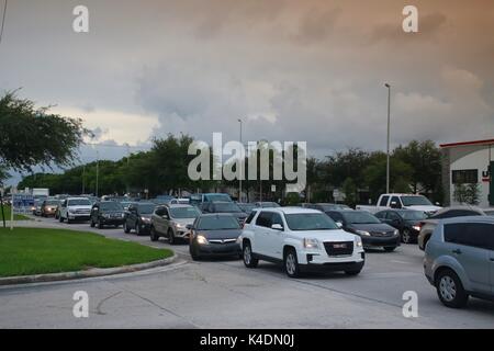 Rush Hour Traffic verursacht Staus auf Powerline Road und Probe Straße in Pompano Beach, Florida Stockfoto