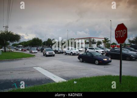 Rush Hour Traffic verursacht Staus auf Powerline Road und Probe Straße in Pompano Beach, Florida Stockfoto