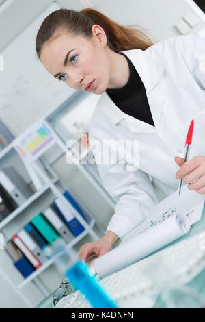 Studentische Arbeiten in der modernen biologischen Labor Stockfoto