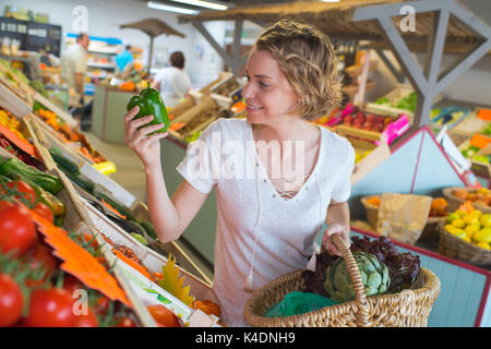 Afro Frau einkaufen Bio Gemüse und Früchte Stockfoto