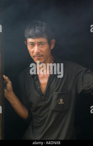 Mann in Türdurchgang in einem Bergdorf, Shan Staat, Burma, Myanmar, Südostasien Stockfoto