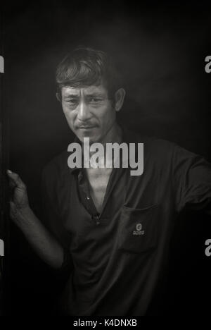 Mann in Türdurchgang in einem Bergdorf, Shan Staat, Burma, Myanmar, Südostasien Stockfoto