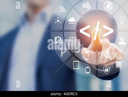 Programmierung Konzeption mit Software Entwickler berühren augmented reality-Schnittstelle mit dem Computer Icons von Scrum agile Entwicklung, code Gabel und Versi Stockfoto