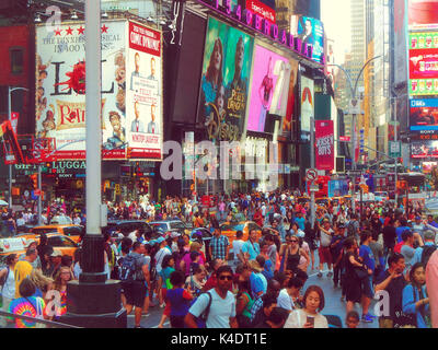 New York, USA - 27. Juli 2016 Times Square überfüllt von Menschen Stockfoto