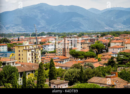 Stadtbild und die Skyline von Pisa Stadt als von der Oberseite der schiefe Turm von Pisa gesehen Stockfoto