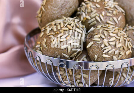 Roggen Brötchen mit Sonnenblumenkernen in Holzkiste Stockfoto