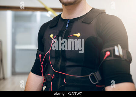 Vorne kurze Porträt der Mann im schwarzen Anzug für EMS-Training Stockfoto