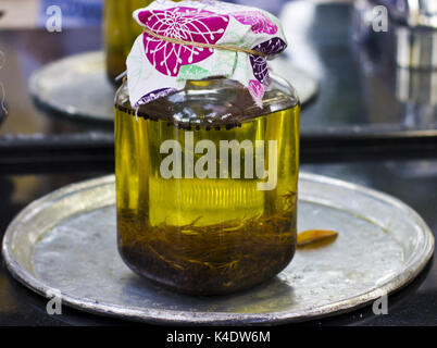 Pflanzenöl mit Gewürzen in der Jar Stockfoto