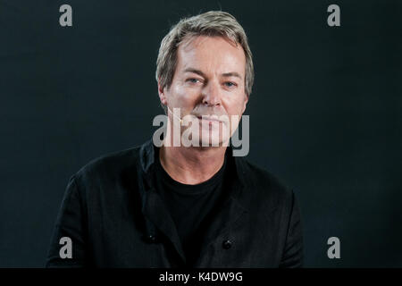 Englische Schauspieler und Schriftsteller Julian Clary besucht einen Fotoauftrag während des Edinburgh International Book Festival am 12. August 2017 in Edinburgh, Scotl Stockfoto