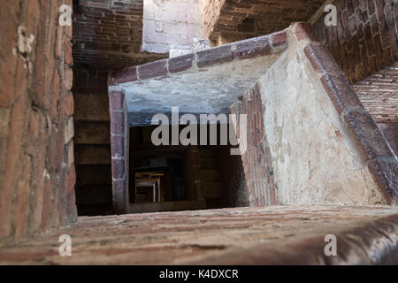 Die schmale steinerne Stufen bis an die Spitze des Torre del Mangia, Siena Toskana Italien Europa EU-führenden Stockfoto