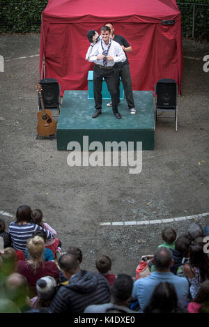 Handeln - eine Performance mit Schauspielern und Puppen in der Intelligenteste Riese in der Stadt in das Open Air Amphitheater im Trebah Garten in Cornwall. Stockfoto