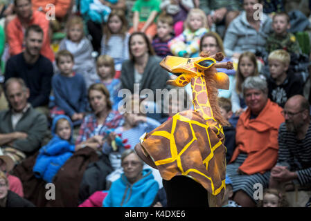 Puppenspiel - Schauspieler und Marionetten, die Den Intelligentesten Giganten in der Stadt im Open-Air-Amphitheater im Trebah Garden in Cornwall spielen. Stockfoto