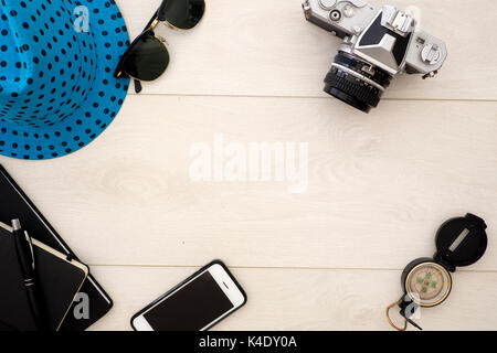Travel Concept flach Overhead, mit Kamera und Sonnenbrille Stockfoto