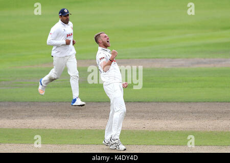 Essex' Jamie Porter feiert die wicket der Lancashire Dane Vilas, während der specsavers County Championship, Abteilung 1 Match im Emirates Old Trafford, Manchester. Stockfoto