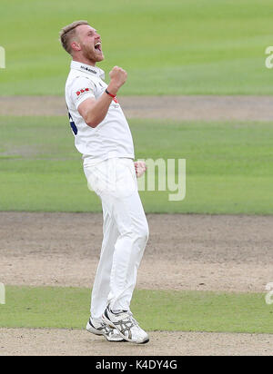 Essex' Jamie Porter feiert die wicket der Lancashire Dane Vilas, während der specsavers County Championship, Abteilung 1 Match im Emirates Old Trafford, Manchester. Stockfoto