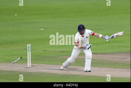 Der Lancashire Liam Livingstone wird aus dem Bowling von Essex' Jamie Porter rollte, während der specsavers County Championship, Abteilung 1 Match im Emirates Old Trafford, Manchester. Stockfoto