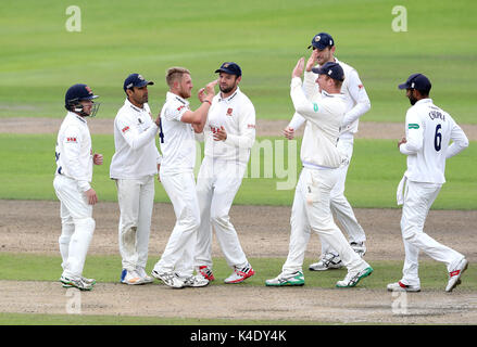 Essex' Jamie Porter (3. links) feiert die wicket der Lancashire Dane Vilas, während der specsavers County Championship, Abteilung 1 Match im Emirates Old Trafford, Manchester. Stockfoto