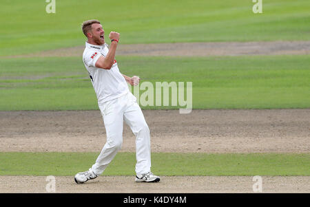 Essex' Jamie Porter feiert die wicket der Lancashire Dane Vilas, während der specsavers County Championship, Abteilung 1 Match im Emirates Old Trafford, Manchester. Stockfoto